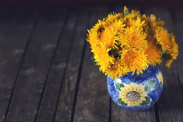 Photo dandelion spring flower arrangement