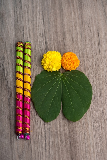 Foto dandiya plakt op een grijze tafel