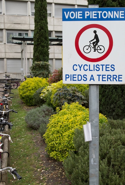 Danger cyclist please dismount and walk sign