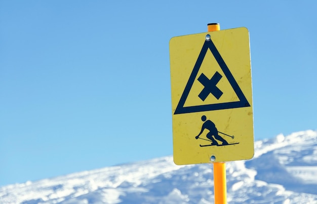 사진 스키 슬로프에 위험 스키 기호