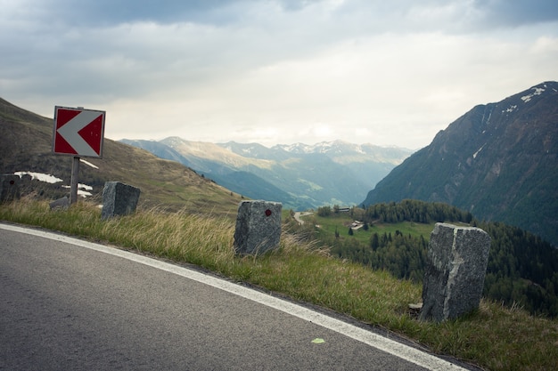 오스트리아 산악 도로에 위험 회전 표지판