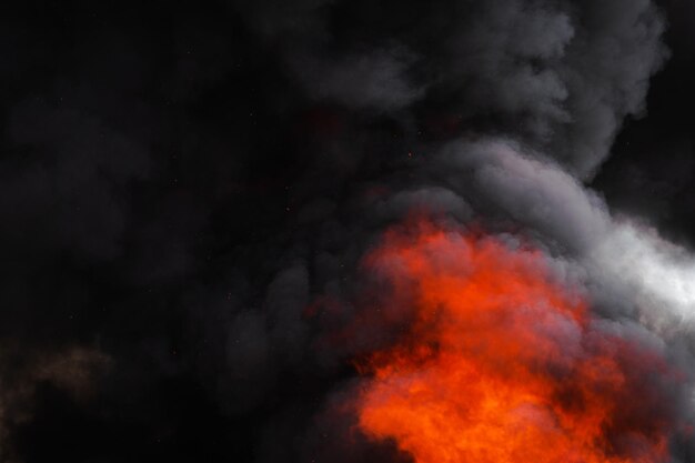 강한 불의 위험한 은 불꽃과 극적인 검은 연기의 구름이 하늘을 고 불에서 움직임의 흐릿함과 불꽃에서 높은 온도 자연 대기 분산.