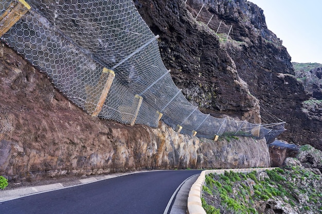 산사태가 자주 발생하는 산속의 위험한 도로 암벽에 낙석에 대한 안전망