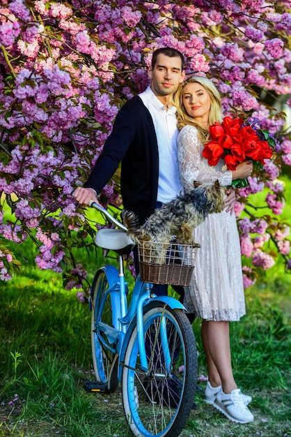 Dank u saamhorigheid romantische seizoen hond in vintage fiets Liefde en vriendschap paar verliefd onder boom Valentijnsdag jonggehuwden knuffel op bloeiende roze sakura lente mode en schoonheid