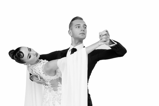 Dans ballroom paar in een dans pose geïsoleerd op een witte achtergrond sensuele professionele dansers dansen walz tango slowfox en quickstep