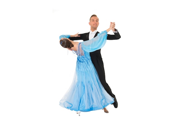 Dans ballroom paar in rode jurk dans pose geïsoleerd op zwarte achtergrond. sensuele professionele dansers dansen wals, tango, slowfox en quickstep. bue jurk en smoking