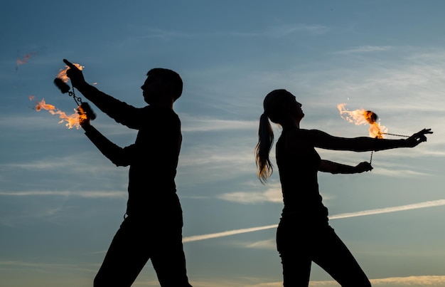 Dans de hele nacht Vuurdansers op de avondlucht Paar dansers draaien vlammende poi Vuurvoorstelling Feest of festival Vakantieviering Dansen met passie