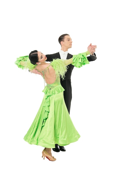 Dans paar. ballroom dans paar in een dans pose geïsoleerd op een witte achtergrond. ballroom sensuele professionele dansers dansen wals, tango, slowfox en quickstep just dance