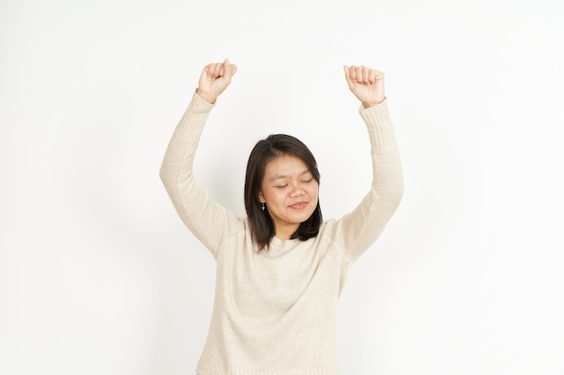 Dans van mooie aziatische vrouw geïsoleerd op een witte achtergrond