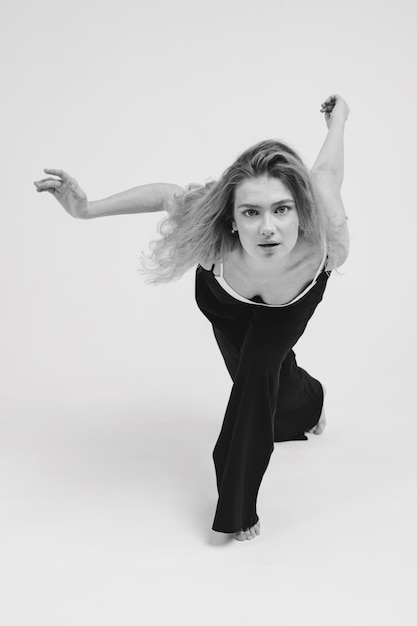 Foto dansend meisje op een witte achtergrond