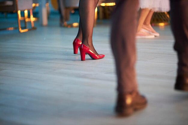 Dansende mensen op de dansvloer Mensen dansen benen close-up Silhouetten van dansende mensen