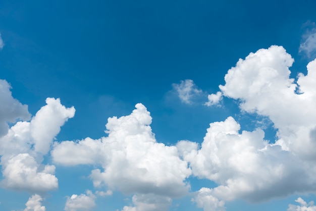 Dansende wolk, witte wolk in blauwe hemel. Natuurlijke achtergrond