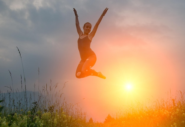 Danser bij zonsondergang