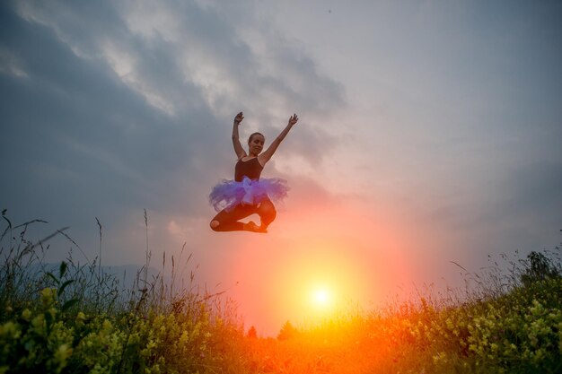 Danser bij zonsondergang