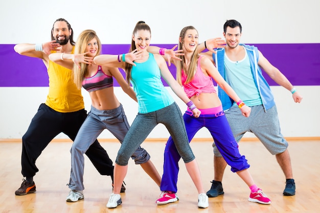 Danser bij Zumba-fitnesstraining in dansstudio