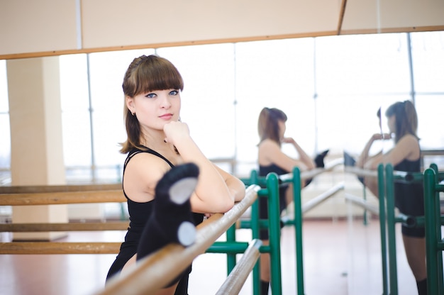 Danser doet oefeningen in balletles