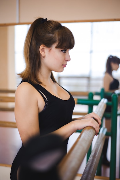 Danser doet oefeningen in balletles