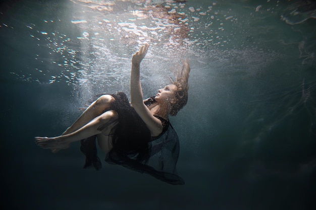 Danser onder water in een staat van vreedzame levitatie