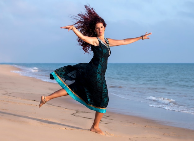 Foto danser op het strand