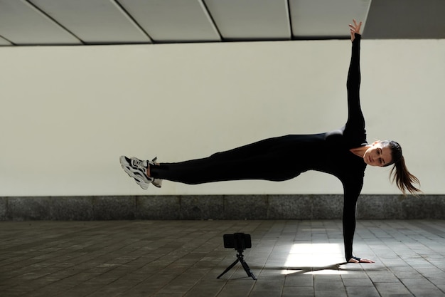 Danseres die haar optreden op video opneemt