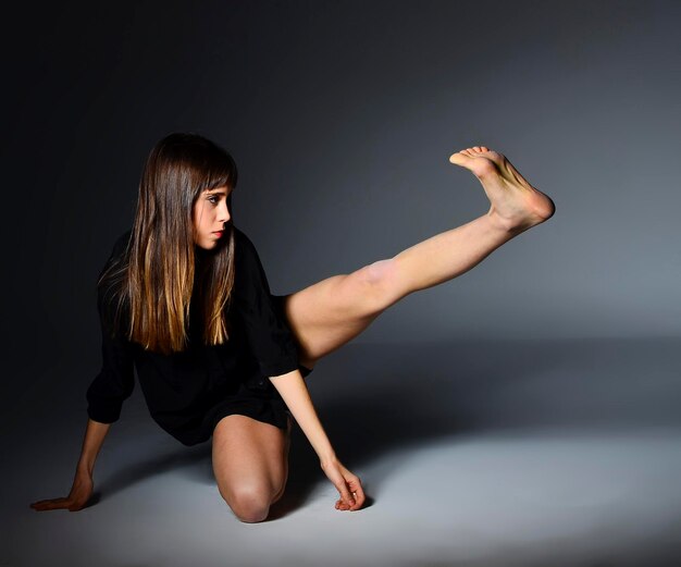 Danseres geïsoleerd dansen met grijze achtergrond