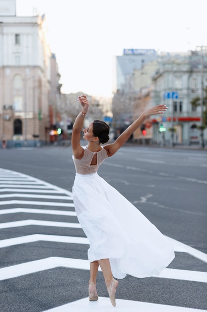 Danseres in de stad op de weg