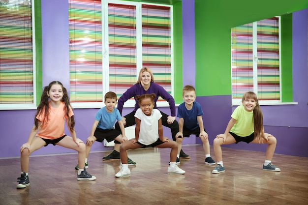 Dansleraar en kinderen in de choreografieklas