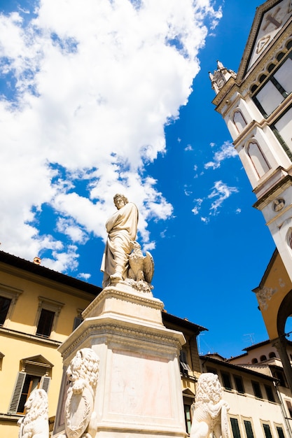 Dante Alighieri standbeeld in Florence, regio Toscane, Italië, met een verbazingwekkende blauwe hemelachtergrond.