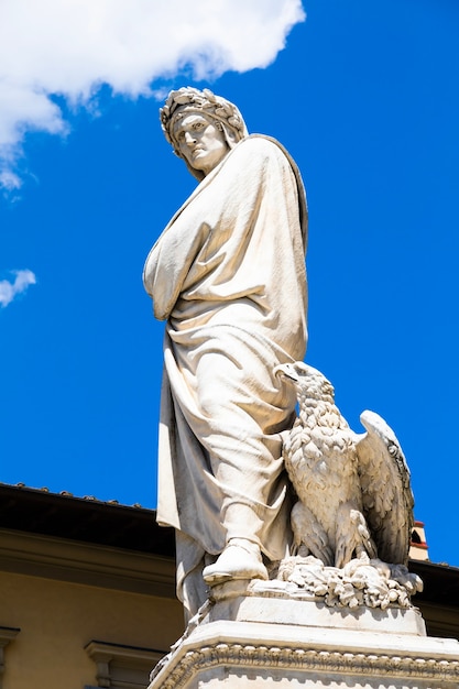 Dante Alighieri standbeeld in Florence, regio Toscane, Italië, met een verbazingwekkende blauwe hemelachtergrond.