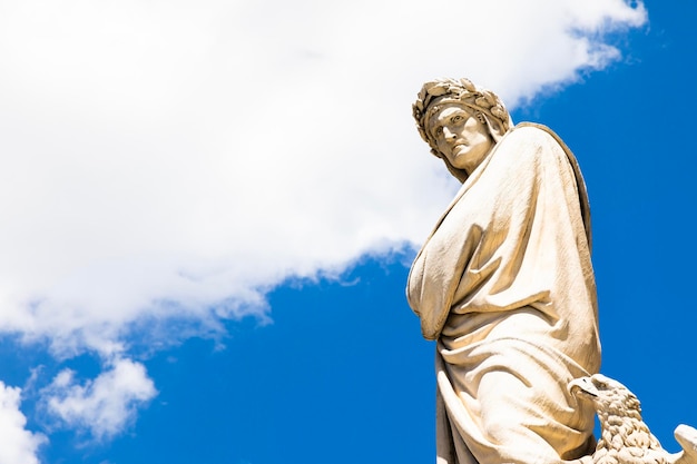 Dante alighieri standbeeld in florence, regio toscane, italië, met een verbazingwekkende blauwe hemelachtergrond.