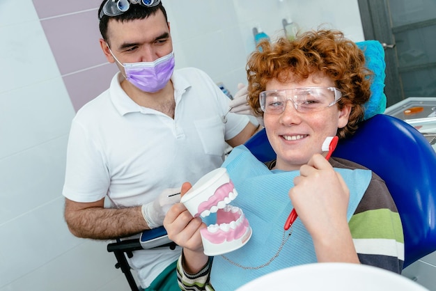 Foto il dantista ispeziona i denti da latte