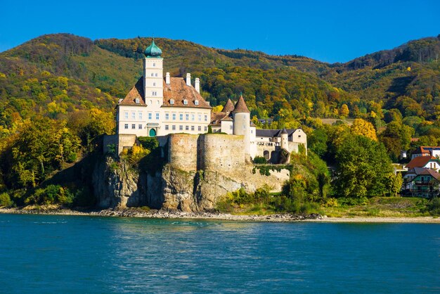 Photo danube river against castle and mountains
