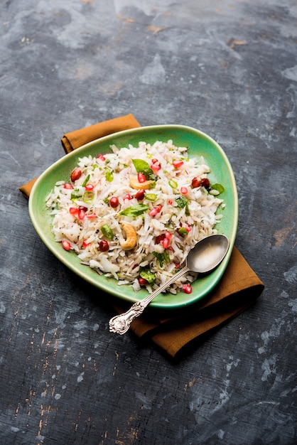 Dapde Pohe is een typisch Maharashtrisch ontbijt, gemaakt met een dunne variëteit aan poha en verse kokosnoot met chili, pinda's en noten. geserveerd in een kom of bord. selectieve focus