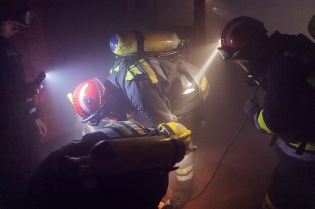 Dappere brandweerlieden die man vrijlaten uit brandende auto.