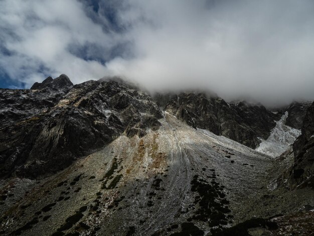 写真 どんよりした天気で山脈が高い暗い大気の高地の風景