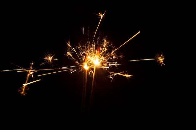 Photo dark background with sparkler