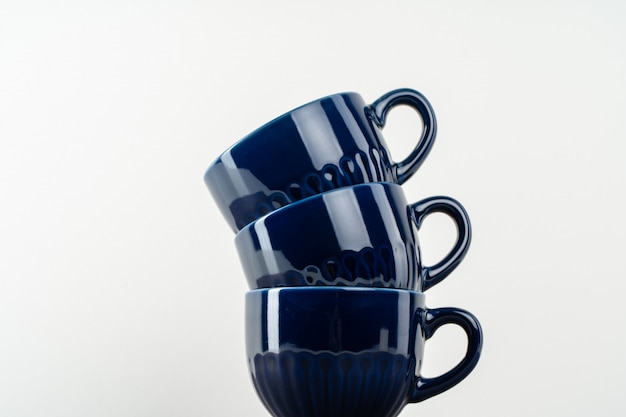 테이블에 진한 파란색 세라믹 커피 컵입니다. 식기 개념