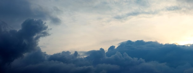 夕方の空の濃い青い雲