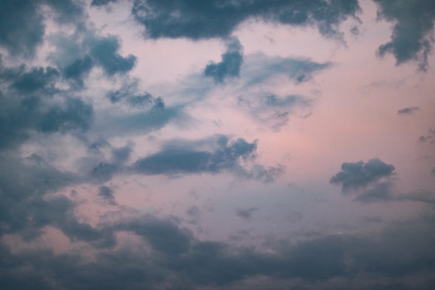 写真 ピンクの空に濃い青の雲