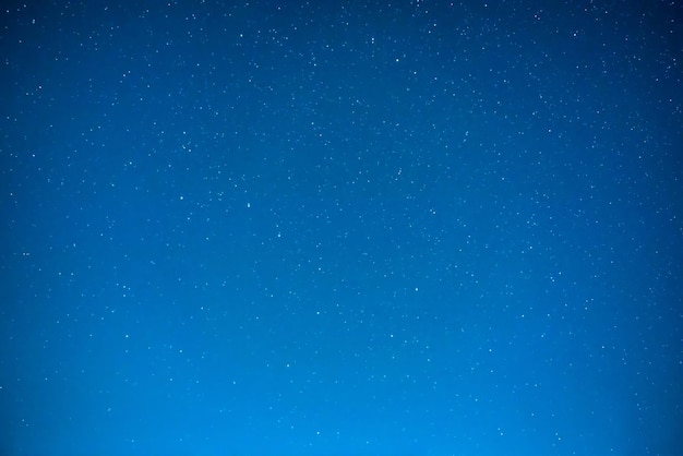 Темно-синее ночное небо с множеством звезд, галактический фон