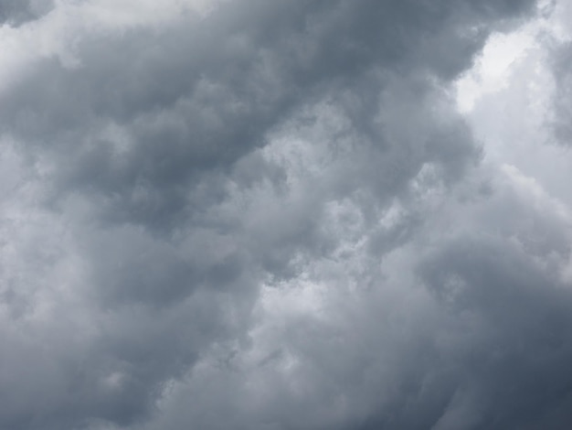 Cielo blu scuro con sfondo di nuvole