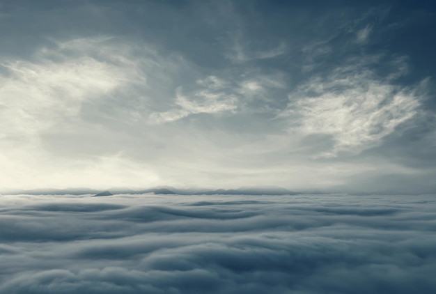 写真 暗い青い空といくつかの雲の景色 雲の夏の空 青い雲のグラディエント 白い光の背景