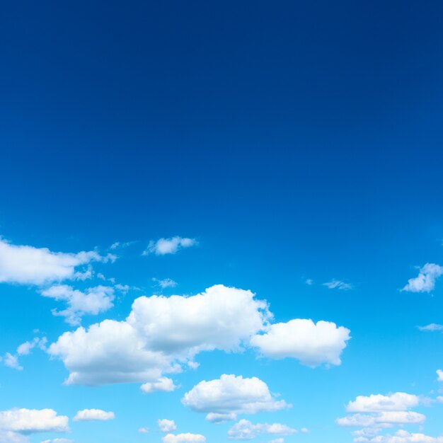 白い雲と紺碧の空、背景として使用することができます