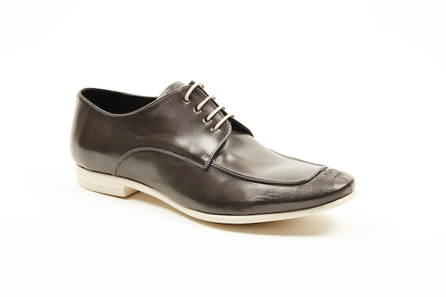 짙은 갈색의 클래식 가죽 남성 신발은 고립된 흰색 배경에 있습니다.