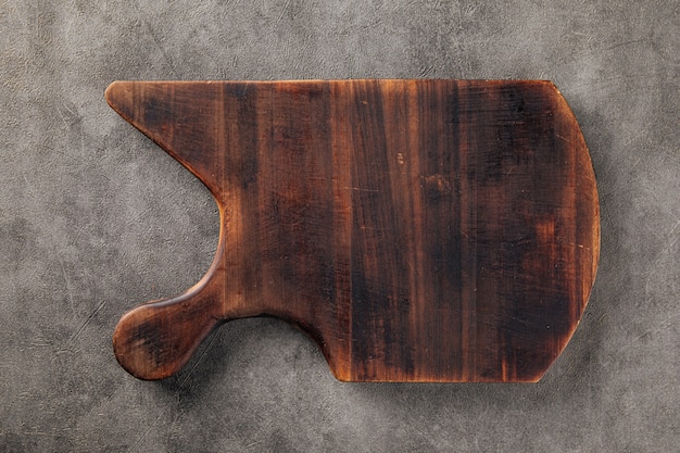 Photo dark brown wooden cutting board