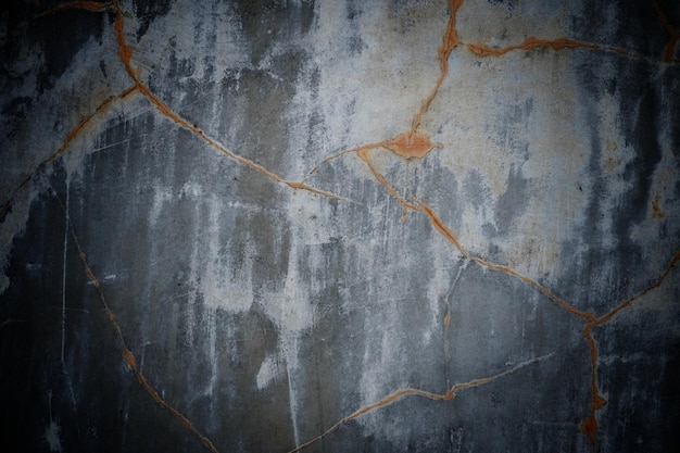 긁힌 자국과 얼룩으로 가득한 배경 오래된 벽에 대한 어두운 시멘트 벽 텍스처