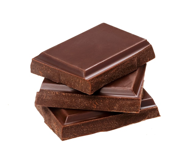 写真 白い背景に分離されたダークチョコレートバー。チョコレートの部分、クローズアップのスタック