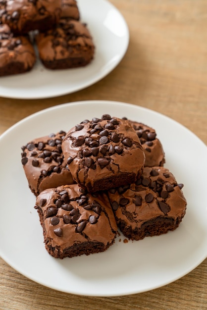 Photo dark chocolate brownies topped by chocolate chips