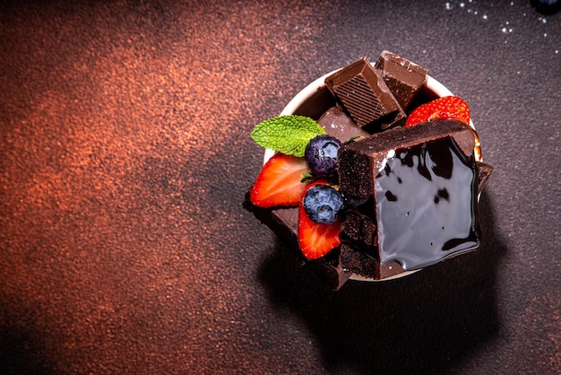 Photo dark chocolate brownies with berry