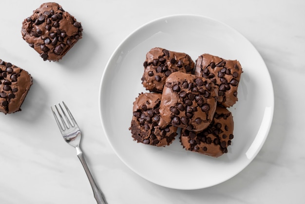 写真 上にチョコレートチップが入ったダークチョコレートブラウニー